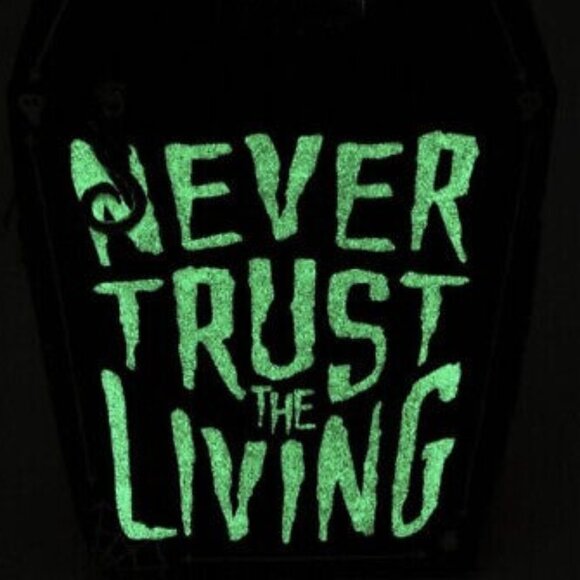 New Beetlejuice Glow in The Dark NEVER TRUST THE LIVING Wallet - Picture 4 of 5
